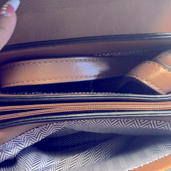 Brown Purse with Hidden closure and straps - Picture 4 of 5